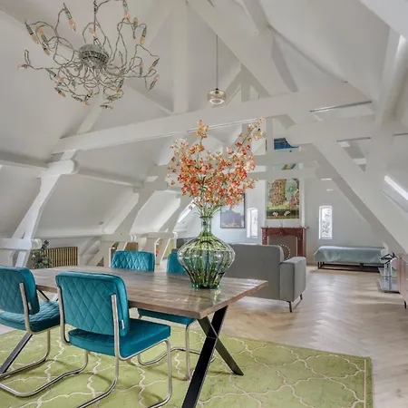 Floor דירה אדם